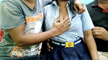 दो बदमाश लड़कों ने कॉलेज की मासूम लड़की को जबरन चोदा… हिंदी में गंदी आवाज़ के साथ