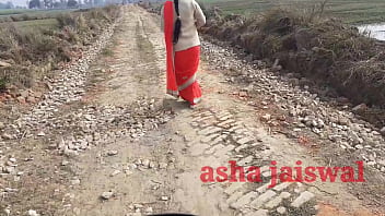 गांव की देसी आंटी को अकेले में पकड़कर गाड़ में जोरदार चोदाई की