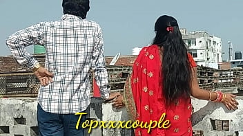 छत पर अकेली पड़ोसन की नई दुल्हन को जबरदस्ती पकड़कर जोरदार चोदा