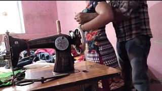 गर्म देसी भाभी को सिलाई के बहाने जमकर चोदा अंकल ने