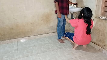 भाभी की गर्म चूत ने जवान प्लंबर के लंड से प्यास बुझाई! हिंदी में गंदी आवाज़ के साथ Xxx सेक्स