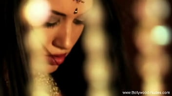 Sultry Indian Temptress Shaking Her Hips