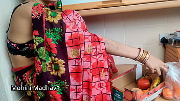 भारतीय देसी फल बेचने वाली गर्म औरत ने ग्राहक से मोलभाव करते हुए जमकर चुदाई की हिंदी आवाज में