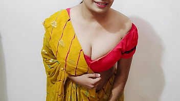 भाभी ने देवर का हाथ से काम निकलते देखा, फिर खुद उसके बड़े लंड पर चढ़कर चुदाई की मस्ती में डूब गई