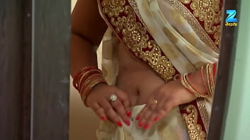 Deep And Steamy Hindi Actress Flaunts Her Seductive Navel