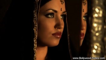 Swaying Hips Of The Indian Seductress
