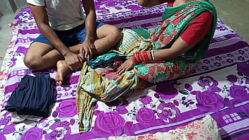 पैसे के लालच में फंसी गरीब कपड़े बेचने वाली लड़की को जबरदस्ती चोदा