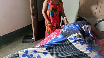पत्नी के ऑफिस जाने के बाद पति ने नौकरानी को जबरदस्ती चोदा