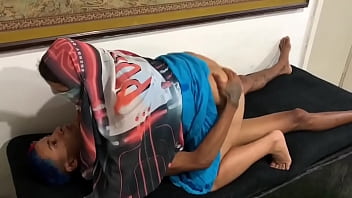 माँ की गोद में बैठा देसी बेटा