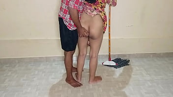 कमरे में झाड़ू लगाती हुई गर्म कामवाली आंटी को मेरा लंड चूसवाकर जबरदस्त चोदा