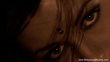 Sensual Bollywood Dancer Capturing Souls With Her Solitary Moves