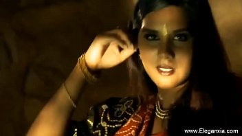 Sultry Bollywood Milf Dancer’s Seductive Moves