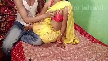 पीली साड़ी में छोटे कदमों से चुदाई करते हुए तू बेहद मस्त लग रही है