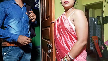 ब्रा सेल्समैन ने भाभीजी को लुभाकर चोदा हिंदी में जोरदार आवाज के साथ