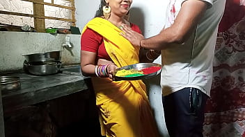 गर्म भाभी को होली के रंग में रंगकर किचन काउंटर पर ज़ोरदार चुदाई हिंदी आवाज़ में
