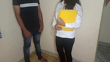 सैलरी बढ़वाने के लिए सेक्रेटरी ने बॉस को ऑफिस के बाथरूम में चोदा, गंदी हिंदी आवाज़ में चिल्लाते हुए