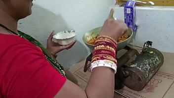 मैड को किचन स्टैंड पर चिकन बनाते हुए जोरदार चोदा गया