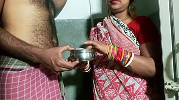 ससुर ने बहू को पीठ पर तेल लगाने को कहा और गेट पर ही ज़ोरदार चुदाई की