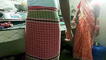 मालकिन ने किचन में नौकर को दबोचकर उसकी चूत मारी