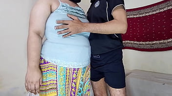 मुस्लिम सौतेला बेटा अपनी सेक्सी मोटी सौतेली माँ की भारी गांड को जोर-जोर से चोदता है, देसी गांड चुदाई की आवाज़ साफ सुनाई देती है