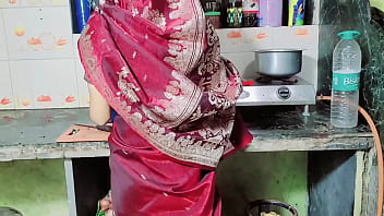 साड़ी में देसी भाभी की देह देखकर उस पर चढ़ बैठा