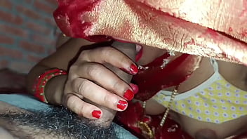 गर्म भाभी का मूतने का मज़ा और बुर की चटकारेदार चुदाई का हिंदी वीडियो
