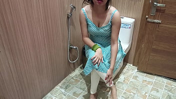 Sizzling Indian Bhabhi’s Steamy Post-bath Shower Encounter With Hindi Audio