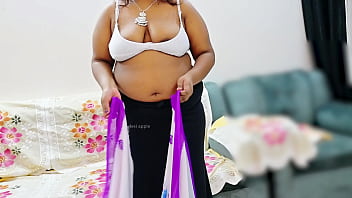 Sultry Indian Bhabhi’s Saree Clings To Her Curves