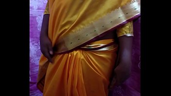 Desi Hottie Peeling Off Her Saree To Flaunt Her Luscious Curves