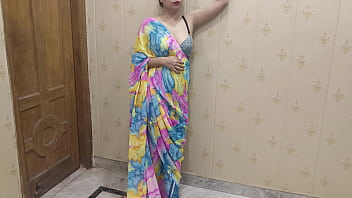 उसके छूते ही वो गरमा गई और उसने अपनी चूत में ले लिया उसका बड़ा लंड