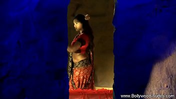 Sultry Maharani’s Seductive Hips In Hypnotic Motion