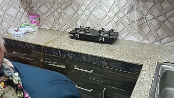 किचन में गरम चुदाई के लिए सौतेली माँ ने लड़के को किया रिझाना