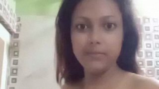 Steamy Desi Babe’s Naughty Bathroom Selfie Video