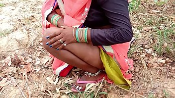 धान लगाने खेत गई तो ससुर ने जबरदस्ती चोदा