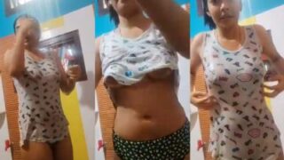 Sultry Desi Beauty Sheds Her Silks For A Steamy, Soapy Mms Shower