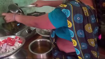 Indian Housewife Gets Naughty With Boyfriend While Cooking