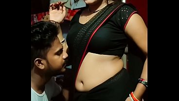 Desi Bhabhi Ki Saree Mein Navel Ka Pyaar, Garam Ehsaas Aur Chhupa Raaz
